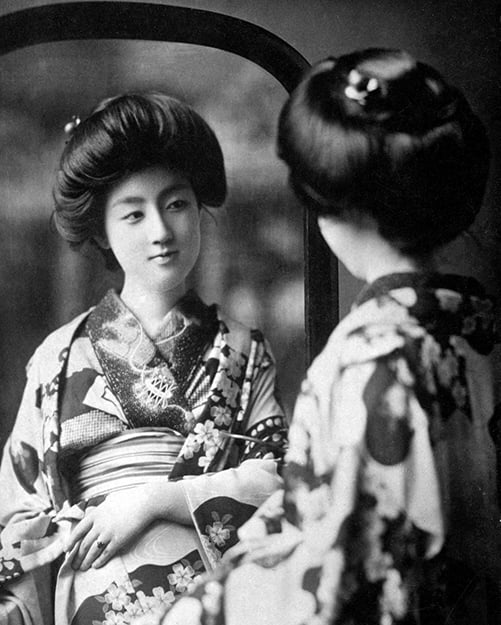 明治時代の着物女性の写真（モノクロ）